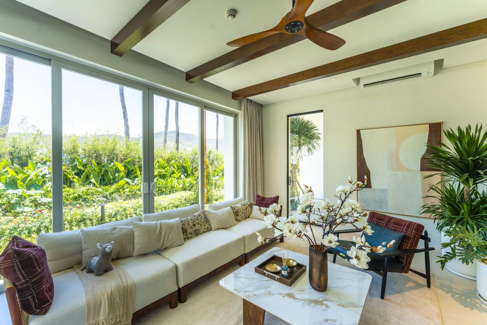 Cảnh biển thực tế phía Bắc vịnh Nha Trang gần La Tiên Villa