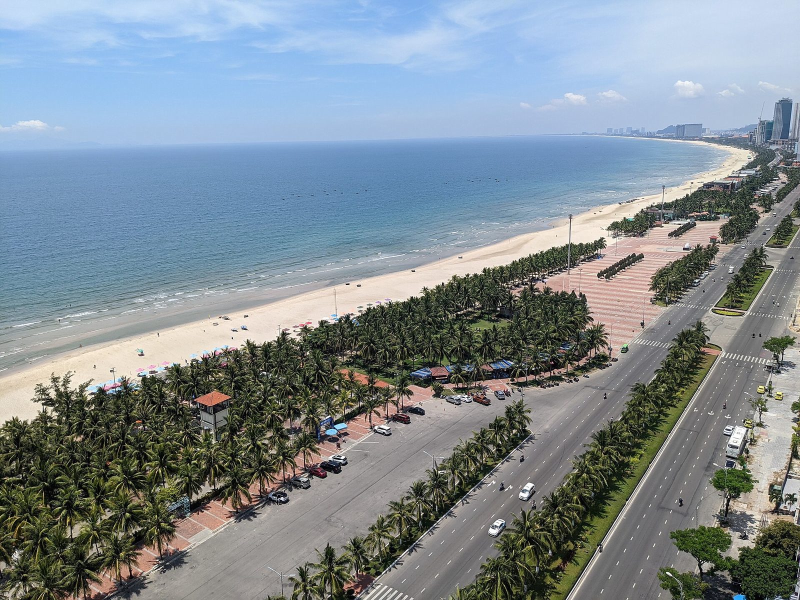 Bãi Mỹ Khê, Đà Nẵng. Đà Nẵng có nền kinh tế đô thị rộng hơn nên nguồn cầu nhà ở không chỉ đến từ du lịch. (Ảnh: Jpatokal, CC BY-SA 4.0)