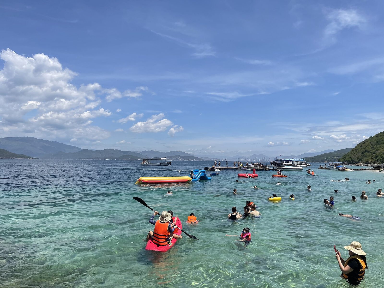 Bãi tắm trên đảo Hòn Tre — đảo lớn nhất vịnh giữ chức năng du lịch nghỉ dưỡng theo quy hoạch điều chỉnh đã duyệt từ 2021, và quy hoạch chung 2024 giữ nguyên chức năng đó. (Ảnh: Baoothersks, CC BY-SA 4.0)