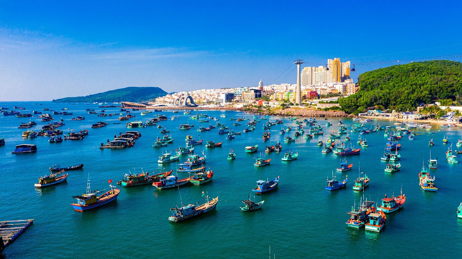 37 tàu biển, hơn 59.200 khách tới Khánh Hoà từ đầu năm