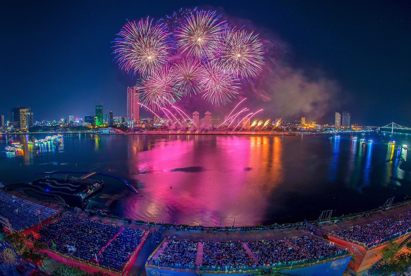 Đà Nẵng nhìn từ trên cao năm 2026 — thành phố sau sáp nhập đang gánh cả các dự án tồn đọng của Quảng Nam cũ ở Điện Bàn, Hội An, và đang dùng cơ chế đặc thù của Quốc hội để gỡ. (Ảnh: Vivu Vietnam, CC BY-SA 4.0)