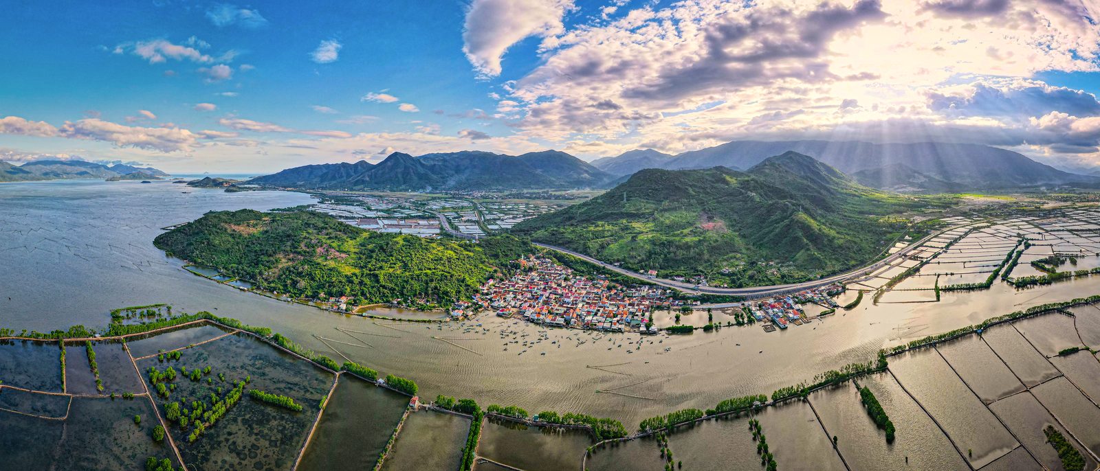 Đường ven biển Vạn Ninh - Ninh Hoà: 100% mặt bằng, khối lượng 32%