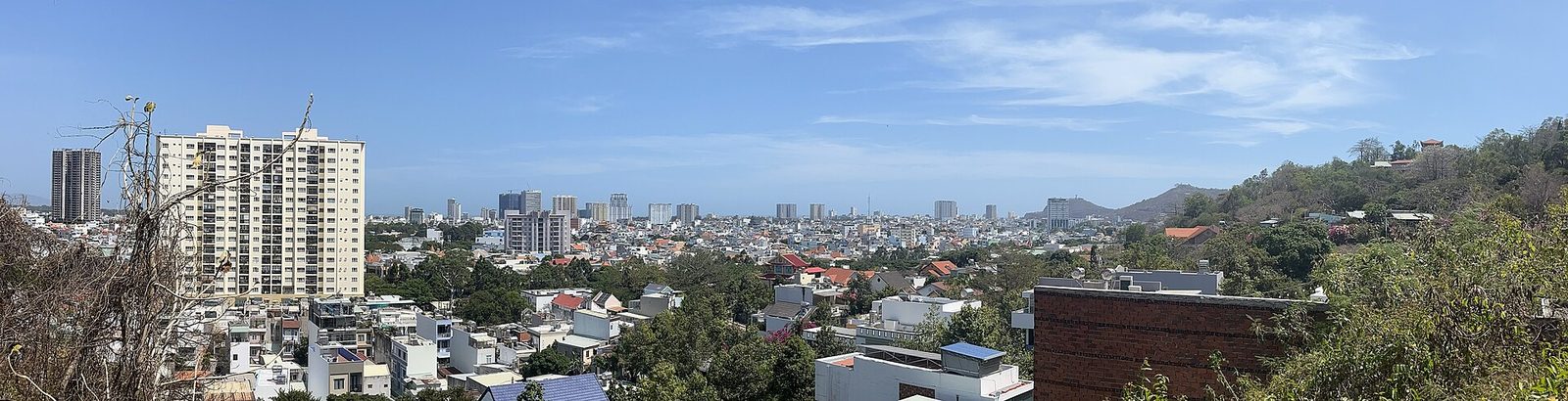 Vũng Tàu nhìn từ núi Tương Kỳ. Một đô thị biển đã trưởng thành thì lợi thế nằm ở thanh khoản chứ không nằm ở kỳ vọng tăng giá. (Ảnh: Xuanphuocle, CC0)
