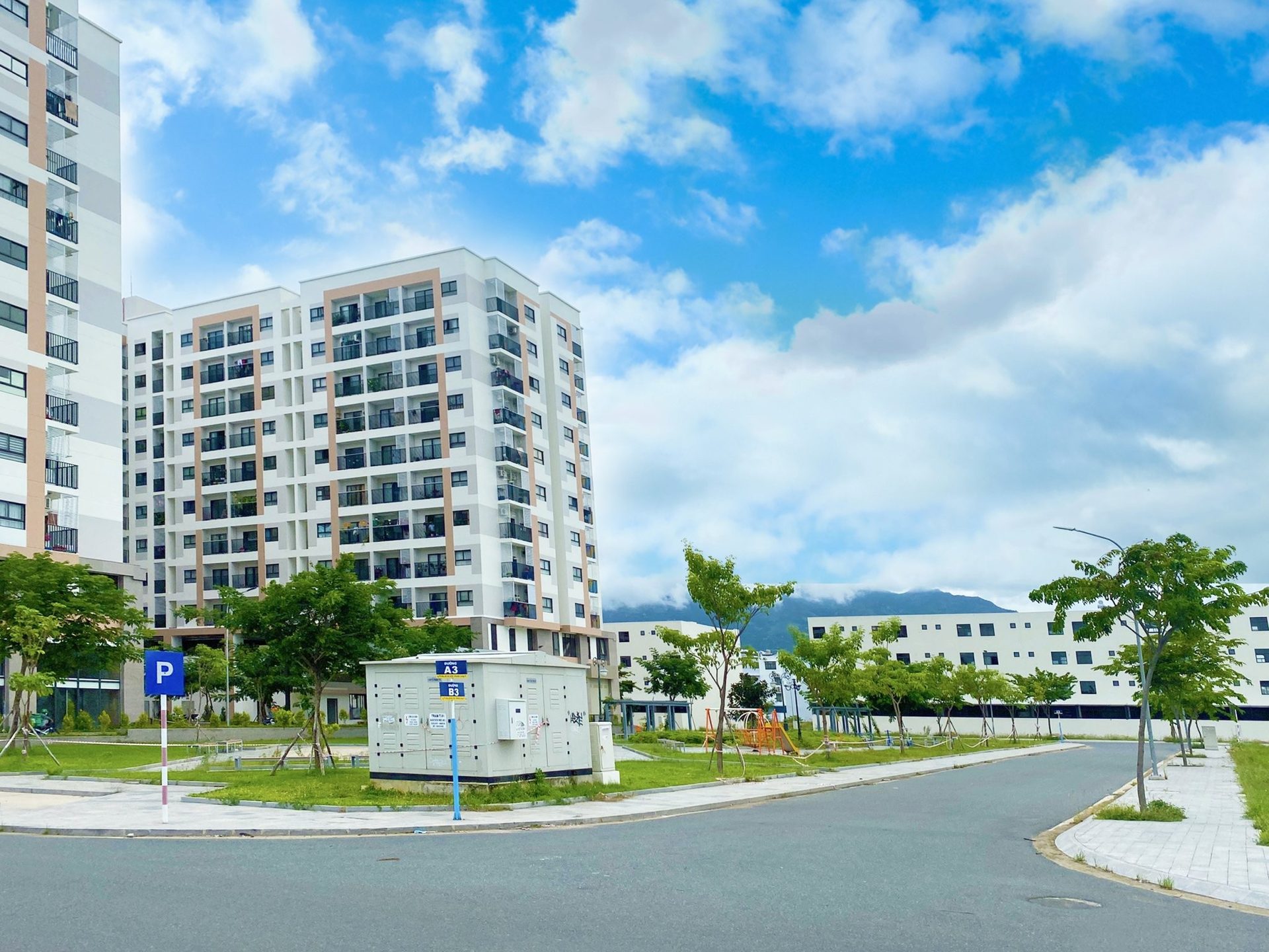 Toàn cảnh khu đô thị VCN Phước Long 2 với nhà phố, chung cư và công viên, tựa dãy núi Nha Trang
