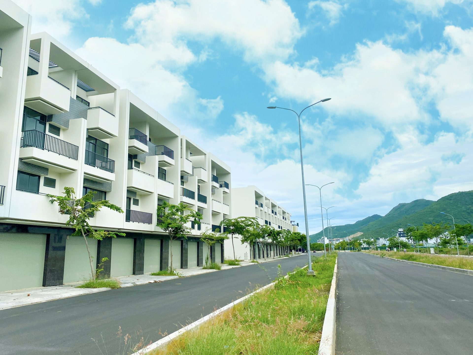 Dãy nhà phố VCN Phước Long 2 xây sẵn ven đường nội khu, tựa núi Nha Trang