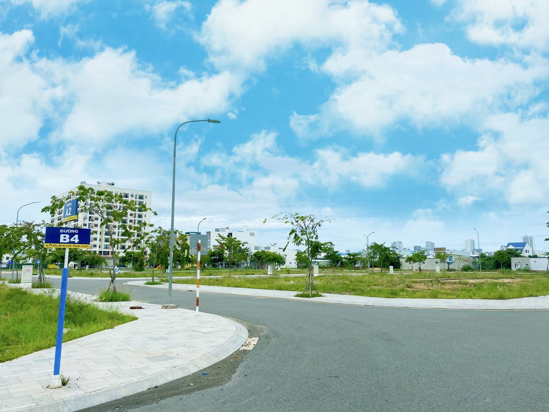 Đường nội khu rộng và khu nhà phố VCN Phước Long 2